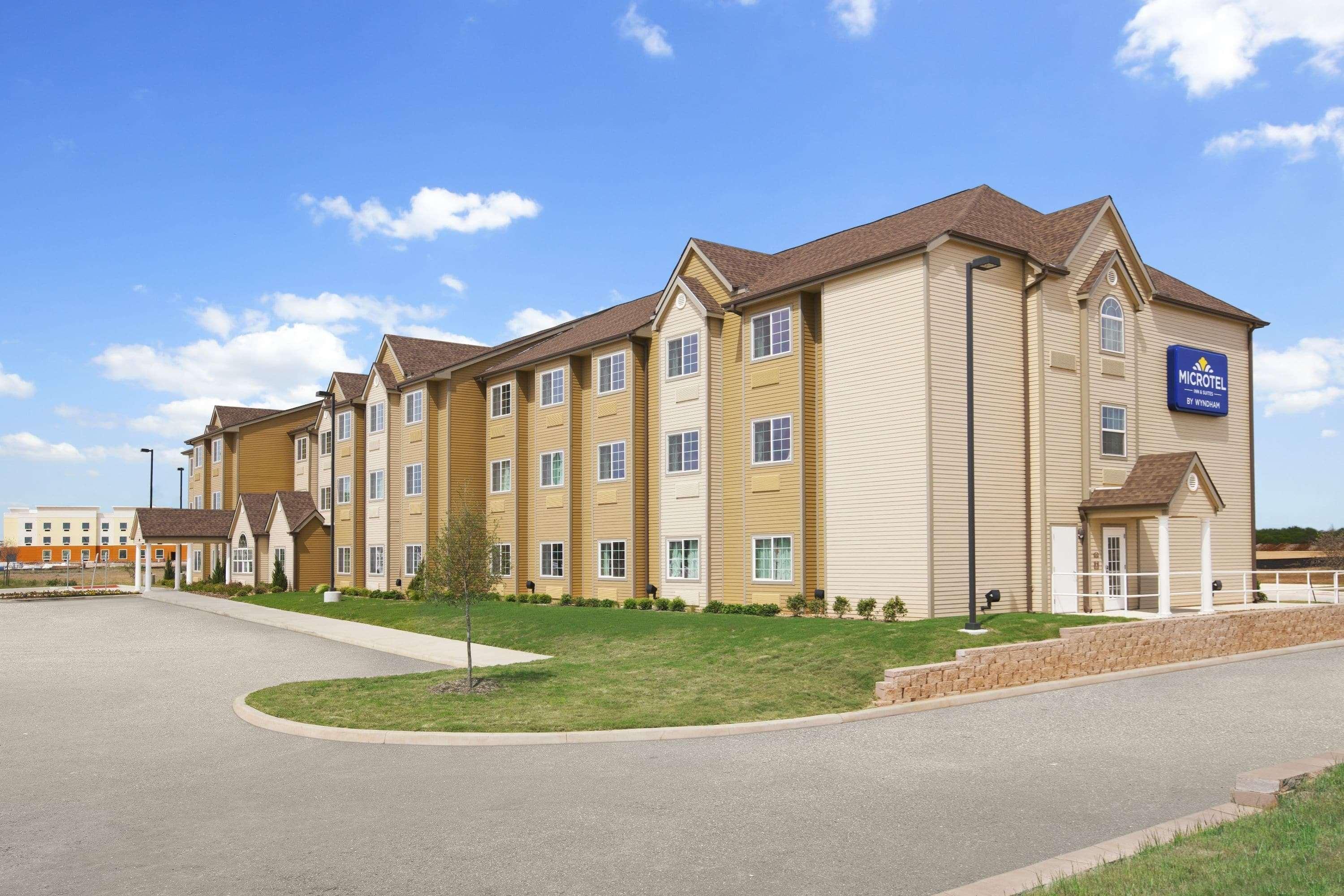 Microtel Inn & Suites Cotulla Bagian luar foto